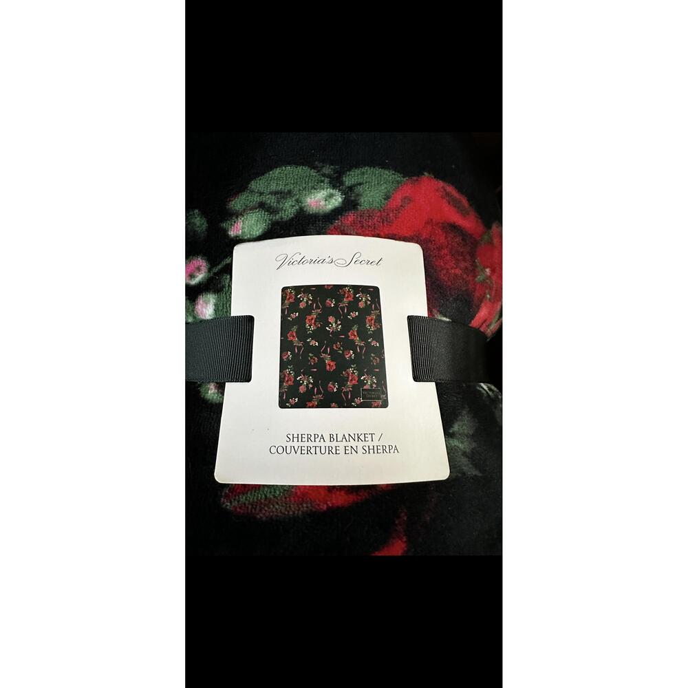 Victorias Secret Black Floral Pattern Sherpa‎ Soft Cozy Blanket Pink Black